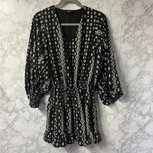 Vici slouchy black and white long‎ sleeve dress- woman’s size small